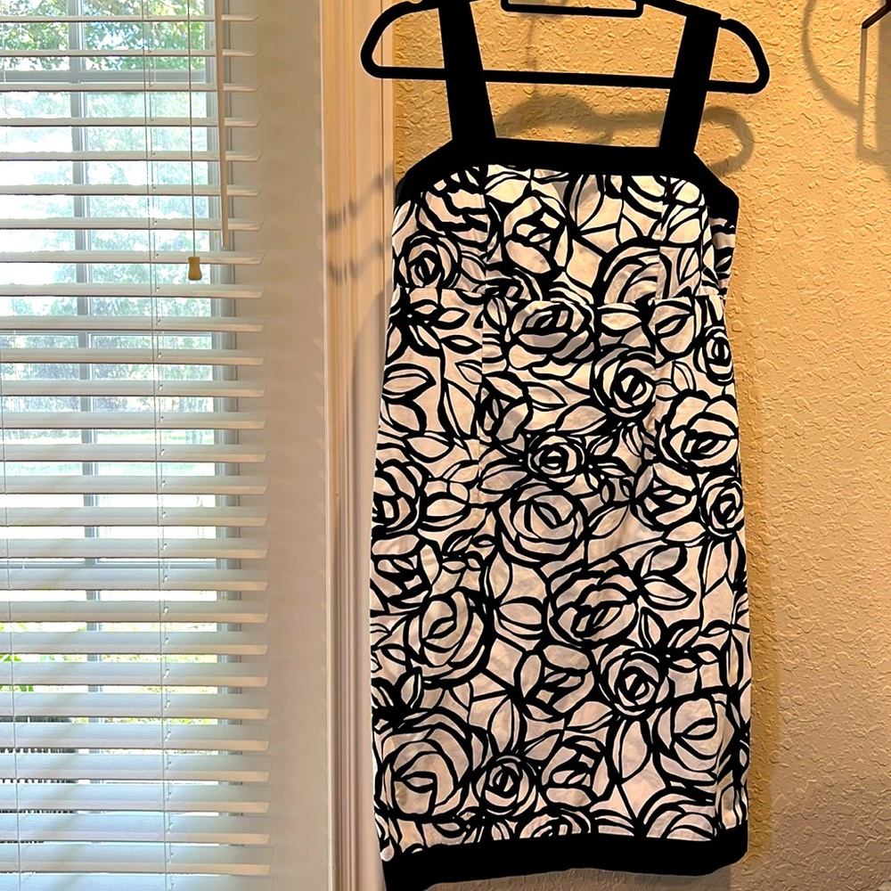 R&K Originals Black and White Floral Pattern Dress w Built in Bra pads Sz 10